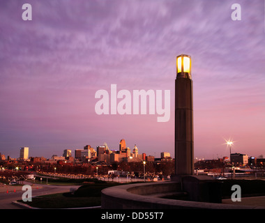 Die Skyline der Innenstadt von Cincinnati gesehen vom Museum entfernt kurz nach Sonnenuntergang, Cincinnati, Ohio, USA Stockfoto