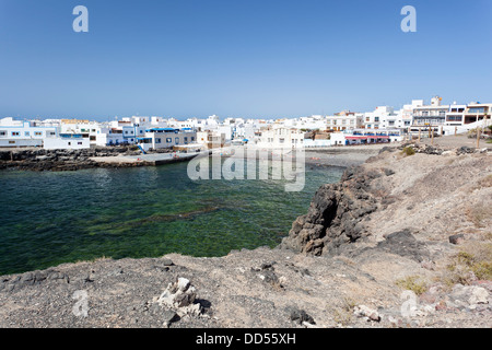 Alter Hafen von El Cotillo, Fuerteventura mit einigen Leuten, Sonne und Wasser genießen. Stockfoto