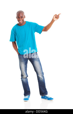 lächelnd afrikanischen Mann zeigte auf leere textfreiraum auf weißem Hintergrund Stockfoto