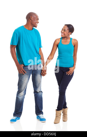 schöne junge afrikanische amerikanische paar stehen auf weißem Hintergrund Stockfoto