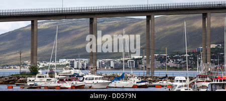 Tromsø-Brücke mit einem verliebte sich in den Hintergrund und die Segelboote im Hafen Stockfoto