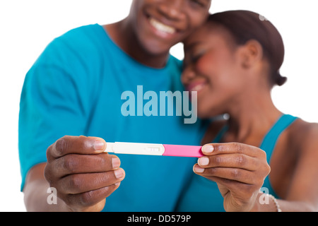 African Paar zeigt Schwangerschaftstest auf weißem Hintergrund Stockfoto