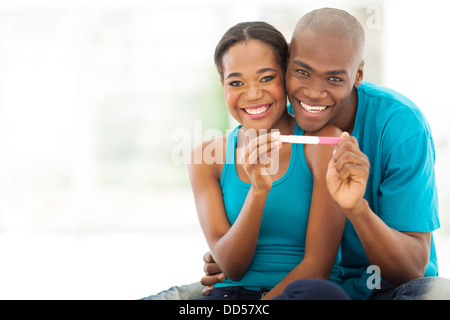 fröhliche African Paar zeigt positiven Schwangerschaftstest Stockfoto