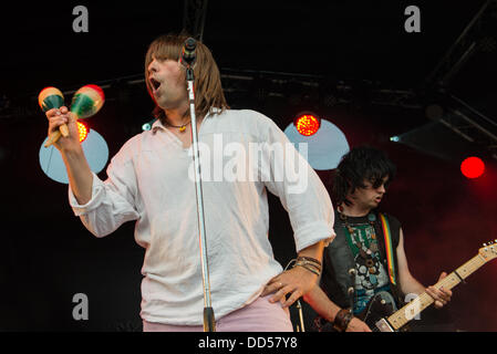 Portsmouth, UK. 25. August 2013. Siegreiche Festival in Portsmouth Historic Dockyard.  Mick Slacker, Lead Sänger der Bog Rolling Stones, ein Rolling Stones-Tribute-Band von Portsmouth in einem typischen Mick Jagger Pose während ihr Set auf der Steuerbord-Arena. Bildnachweis: MeonStock/Alamy Live-Nachrichten Stockfoto