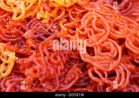 Newcastle-upon-Tyne, UK. 26. August 2013. Jalebis serviert im Newcastle Mela in Newcastle-upon-Tyne, England. Die jährliche Veranstaltung feiert asiatische Kunst und Essen im Parc des Expositions Newcastles ist die 20. Ausgabe des Festivals, die jährlich 29.000 Menschen zieht. Stockfoto