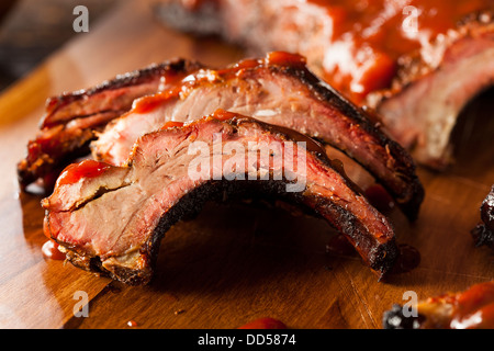 Geräuchertem Barbecue Schweinefleisch Spareribs mit Sauce Stockfoto