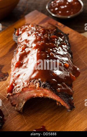 Geräuchertem Barbecue Schweinefleisch Spareribs mit Sauce Stockfoto