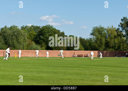 Attenborough Cricket Club Village, Nottinghamshire, 26. August. Nach der Eröffnung des Vereins Attenborough verbesserte Pavillons von Paul Johnson, ehemaliger Starspieler von Nottinghamshire County Cricket Club, fand eine Feier Übereinstimmung zwischen einer Mannschaft der vergangenen Team-Mitglieder und das aktuelle Team. Stockfoto