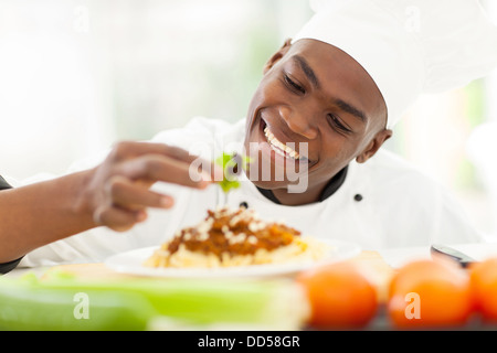 fröhliche afrikanische Koch dekorieren spaghetti Stockfoto