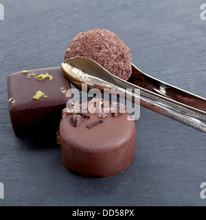 Süßer Luxus Obstteller Trüffel Pralinen Kollektion Makro auf Tisch Stockfoto