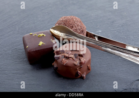 Süßer Luxus Obstteller Trüffel Pralinen Kollektion Makro auf Tisch Stockfoto