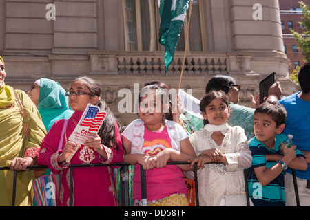 Pakistanisch-Amerikaner und ihre Anhänger marschieren auf der Madison Avenue in New York Stockfoto