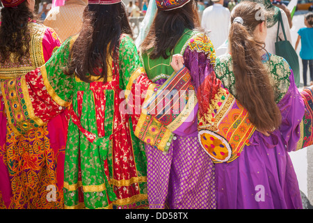 Pakistanisch-Amerikaner und ihre Anhänger marschieren auf der Madison Avenue in New York Stockfoto