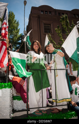 Pakistanisch-Amerikaner und ihre Anhänger marschieren auf der Madison Avenue in New York Stockfoto