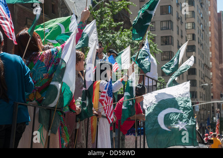 Pakistanisch-Amerikaner und ihre Anhänger marschieren auf der Madison Avenue in New York Stockfoto