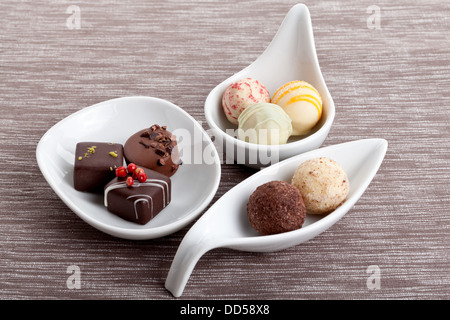 Süßer Luxus Obstteller Trüffel Pralinen Kollektion Makro auf Tisch Stockfoto