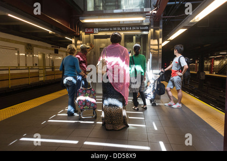 Flecken von Sonnenlicht geben Sie West 96th Street u-Bahnstation in New York Stockfoto