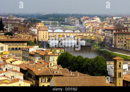 Die berühmte Ponte Vecchio(centre) in Florenz Italien Stockfoto