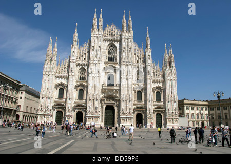 Die Piazza del Duomo vor dem berühmten Dom in Mailand Italien Stockfoto