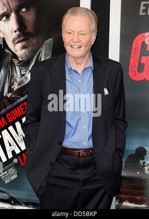 Los Angeles, USA. 26. August 2013. Jon Voight im Ankunftsbereich für Regency Village Theatre in Westwood, Los Angeles, USA 26. August 2013 Wochenende Premiere. Bildnachweis: Emiley Schweich/Everett Collection/Alamy Live-Nachrichten Stockfoto