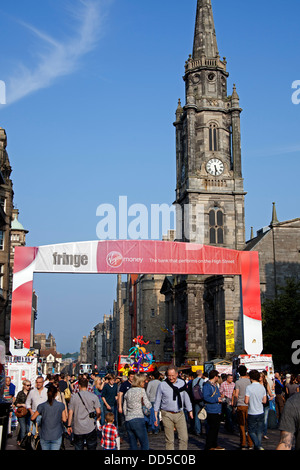 Royal Mile und Edinburgh Fringe Festival Massen Scotland UK Stockfoto