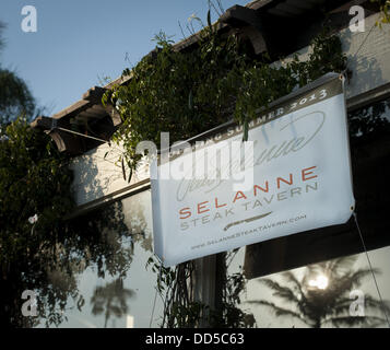 25. August 2013 hängt - Laguna Beach, Kalifornien, USA - A Banner ankündigen, was die Selänne Steak Taverne vor Essen Außenterrasse am Pacific Coast Highway in Laguna Beach... Zusatzinfo: Bauarbeiter in der Selänne Steak Taverne in Laguna Beach, ursprünglich festgelegt, am 8. August nach einer umfassenden Überholung öffnen weiterarbeiten auf finnischen geborene ehemalige Enten Hockey Winger Teemu Selännes erste Restaurant.   Selänne Steak Taverne am 1464 South Coast Highway in Laguna Beach, Kalifornien, wird eine gehobenere Menü verfügen über ca. 200 Gäste Platz. Das äußere des t Stockfoto