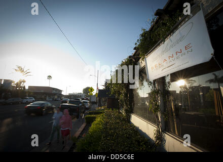 25. August 2013 hängt - Laguna Beach, Kalifornien, USA - A Banner ankündigen, was die Selänne Steak Taverne vor Essen Außenterrasse am Pacific Coast Highway in Laguna Beach... Zusatzinfo: Bauarbeiter in der Selänne Steak Taverne in Laguna Beach, ursprünglich festgelegt, am 8. August nach einer umfassenden Überholung öffnen weiterarbeiten auf finnischen geborene ehemalige Enten Hockey Winger Teemu Selännes erste Restaurant.   Selänne Steak Taverne am 1464 South Coast Highway in Laguna Beach, Kalifornien, wird eine gehobenere Menü verfügen über ca. 200 Gäste Platz. Das äußere des t Stockfoto