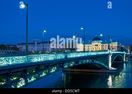 Blick auf die berühmte Brücke und der Universität in Lyon bei Nacht Stockfoto