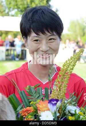 Nordkoreas Kim Un Hyang feiert ihren 20. Geburtstag während der Frauen Fußball-Testspiel zwischen 1. FFC Turbine Potsdam und der nordkoreanischen Nationalmannschaft auf dem Gelände des FC Deetz in Gross Kreutz, Deutschland, 26. August 2013. Foto: Bernd Settnik Stockfoto