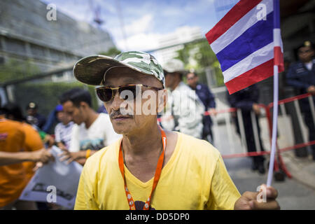 Bangkok, Thailand. 27. August 2013. Thai "gelbe Trikot" Royalist geht es vorbei an der britischen Botschaft in Bangkok. Ca. 25 Personen, darunter mindestens zwei britische Bürger, pfählte die Botschaft Dienstag Morgen. Sie protestierten gegen den ehemaligen britischen Premierminister Tony Blair, der erwartet wird, um eine politische Reformkommission festgelegten Thai Premierministerin Yingluck Shinawatra zu sprechen. Die Protestführer wurden auf dem Gelände der Botschaft eingeladen, an Vertreter der britischen Regierung zu sprechen. Bildnachweis: ZUMA Press, Inc./Alamy Live-Nachrichten Stockfoto