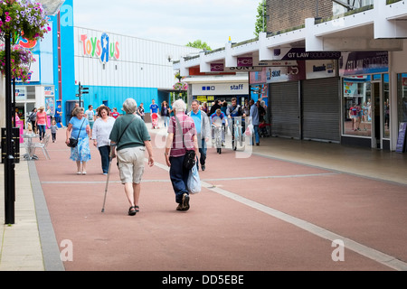 Shopper in Basildon Stadtzentrum. Stockfoto