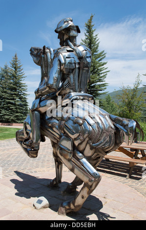 Eine metallische Statue von einem Ritter in glänzender Rüstung in Aspen, Colorado, USA Stockfoto