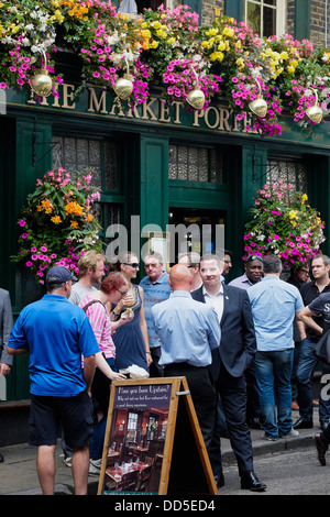 Kunden, die vor dem Market Porter Pub im Londoner Borough Market stehen. Stockfoto