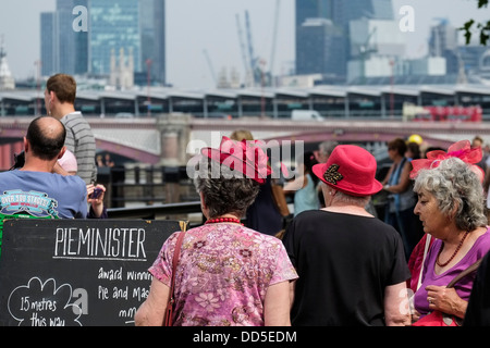 Mitglieder des Vereins rote Hut zu Fuß entlang der South Bank. Stockfoto