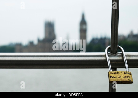 Eine Liebe Vorhängeschloss befestigt um die Golden Jubilee Bridge in London Stockfoto