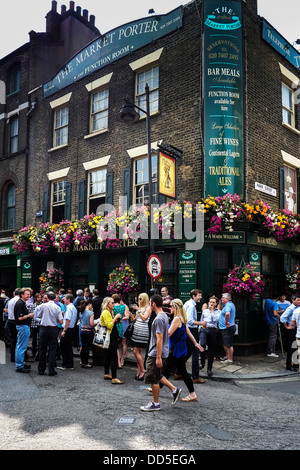 Die Menschen außerhalb des Marktes Porter Pub im Borough Markt stehen. Stockfoto