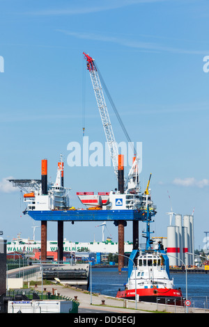 Bauplattform "Thor" für Offshore-Windenergieanlagen im Hafen von Bremerhaven geladen wird Stockfoto