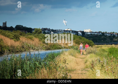 Zwei Frauen gehen in der Natur zwei Tree Island reservieren. Stockfoto