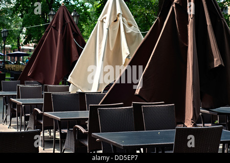 Leere Cafe im Stadtpark. Stockfoto