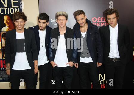 New York, USA. 26. August 2013. Louis Tomlinson (L-R), Niall Horan, Zayn Malik, Liam Payne und Harry Styles of British band One Direction besuchen die Premiere des Films "One Direction: This Is Us im Ziegfeld Theatre in Manhattan, New York, USA, am 26. August 2013. : Bildnachweis Hubert Boesl/Dpa: Dpa picture-Alliance/Alamy Live News Stockfoto