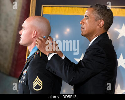 Washington, D.C., USA. 26. August 2013. US-Präsident Barack Obama zeichnet die Medal Of Honor für auffallende Edelmut Staff Sergeant Ty M. Carter, US Army, während einer Zeremonie im East Room des weißen Hauses in Washington, D.C. USA, 26. August 2013. Staff Sergeant Carter wird für die mutigen Taten während seiner Tätigkeit als Kavallerie Scout mit Bravo Truppe, 3. Staffel, 61. Kavallerieregiment, 4th Brigade Combat Team, 4. US-Infanteriedivision, während der Kampfhandlungen im Kamdesh Bezirk, Nuristan Provinz, Afghanistan am 3. Oktober 2009 geehrt. Staff Sergeant Carter ist der fünfte li... Stockfoto