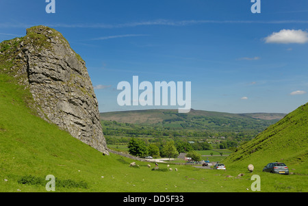 Autos fahren nach unten durch Winnats pass in Richtung Castleton Derbyshire England uk Stockfoto