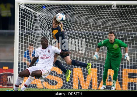 Mario Balotelli (Mailand), Michelangelo Albertazzi (Hellas Verona), 24. August 2013 - Fußball / Fußball: italienische "Serie A" match zwischen Hellas Verona FC 2: 1-AC Milan im Stadio Marc'Antonio Bentegodi in Verona, Italien. (Foto von Maurizio Borsari/AFLO) Stockfoto