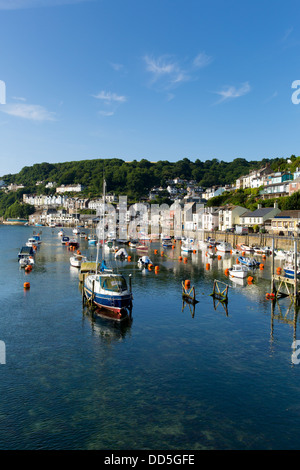 Looe Cornwall England UK mit Boote Yachten und blaues Meer und Himmel am Fluss im Sommer Stockfoto