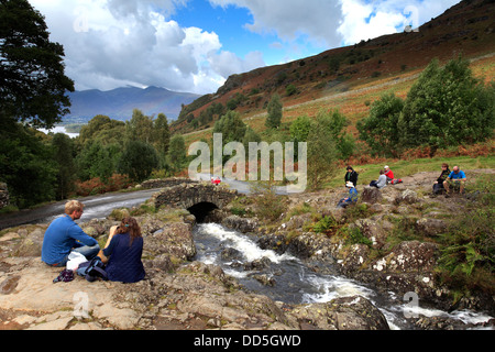 Wanderer am Ashness zu überbrücken, Lake District Nationalpark, Grafschaft Cumbria, England, UK. Stockfoto