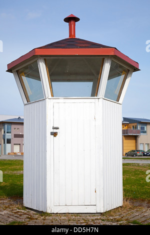 Kleine leere hölzernen Turm mit rotem Dach in Norwegen Stockfoto