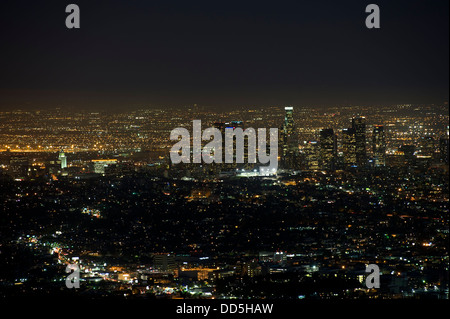 Los Angeles, Vereinigte Staaten von Amerika: 11. April 2013: ein Blick auf Los Angeles bei Nacht, mit Zentrum in der Mitte. Stockfoto
