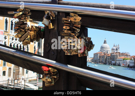 Liebesschlösser auf Ponte Accademia-Brücke, Venedig, Italien Stockfoto