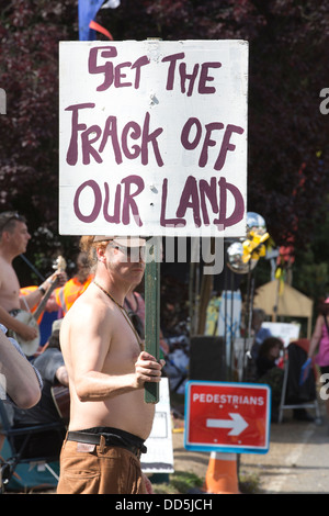 Balcombe, West Sussex, England, UK. 20. August 2013.  Fracking Demonstranten außerhalb der Cuadrilla Standort in Balcombe bohren. Stockfoto