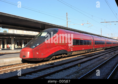 Die italienischen Burgund rot high-Speed train Italo in Venedig Stockfoto